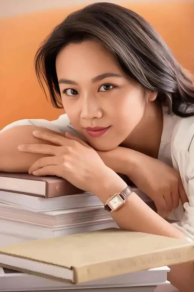 汤唯1000高清唯美照片_汤唯气质独特，素颜显倔强，旗袍显复古，低调稳健，专注过程，守住本心