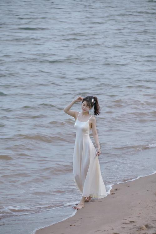海边适合穿什么衣服拍照_海边红裙草帽摆拍，优雅闲适显眼