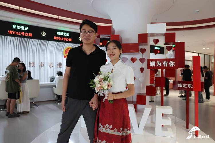 结婚登记处拍照姿势_结婚登记照，红底合影，男左女右，自然妆白衣