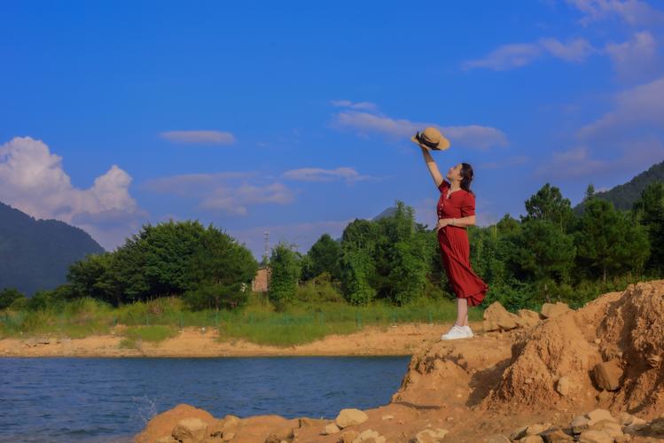 中年妇女在湖边拍照_中年女子湖边穿搭自拍显魅力