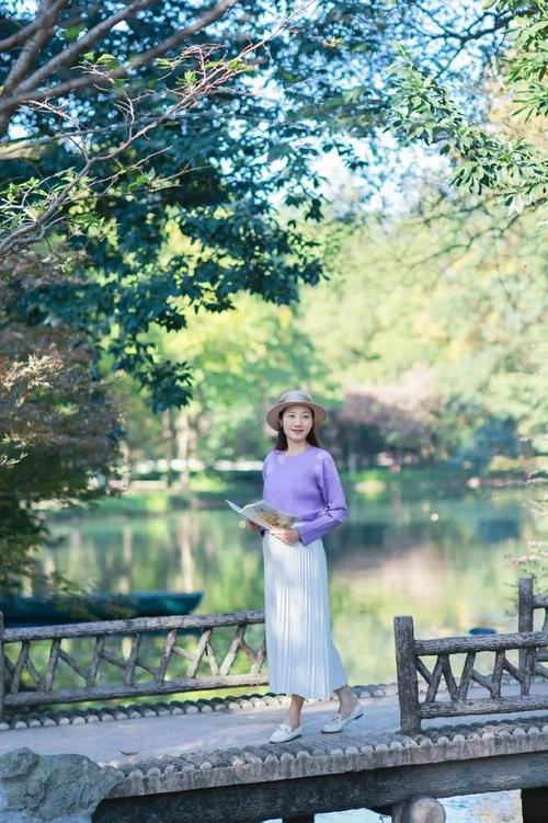 中年妇女在湖边拍照_中年女子湖边穿搭自拍显魅力