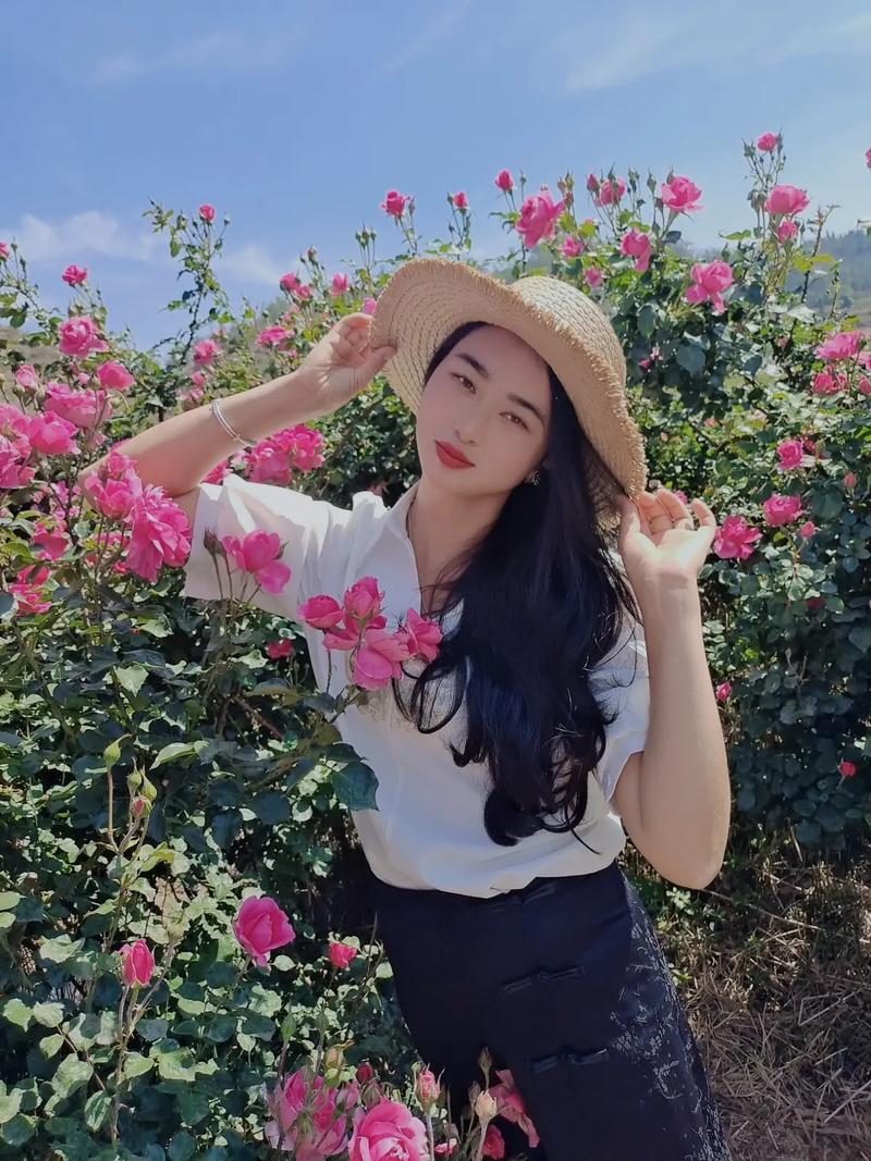 和玫瑰花一起合照姿势_拍花合影姿势多，自然好看是关键