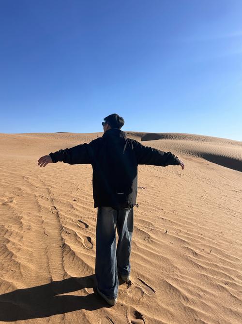 沙漠拍照穿什么衣服出片_沙漠拍照穿鲜艳衣，晨昏拍沙丘，超上镜！