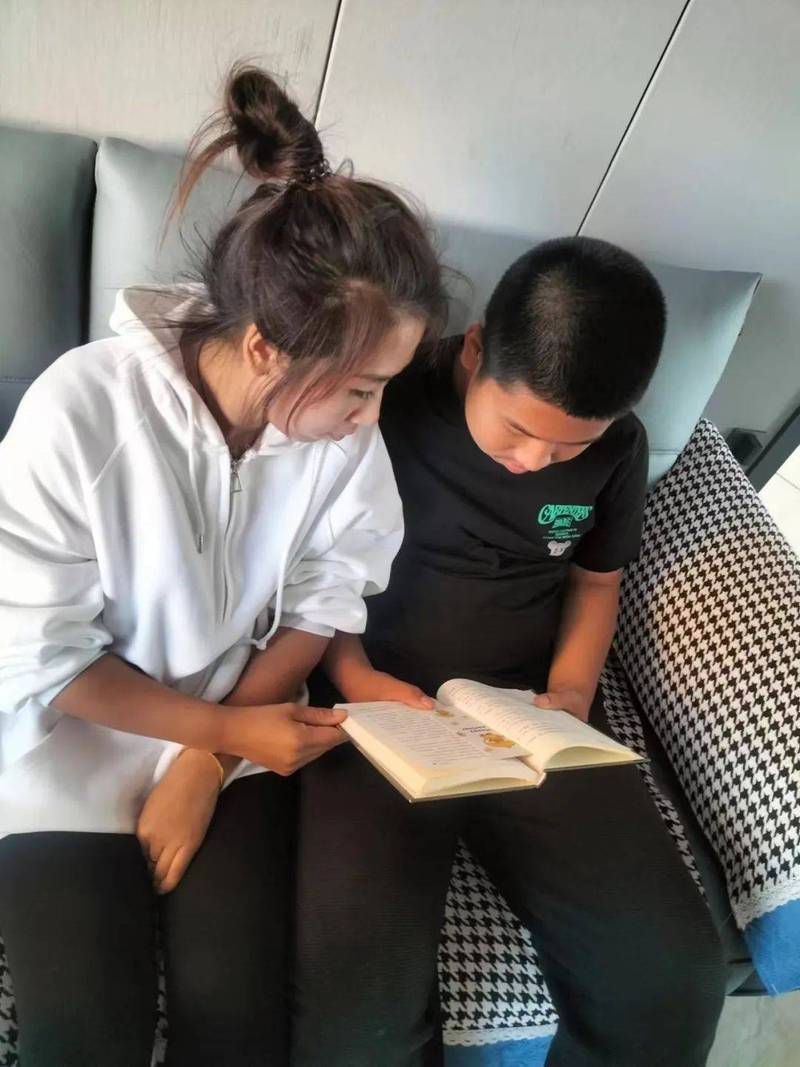 亲子阅读照片姿势大全_亲子共读乐趣多，温馨时光记得牢
