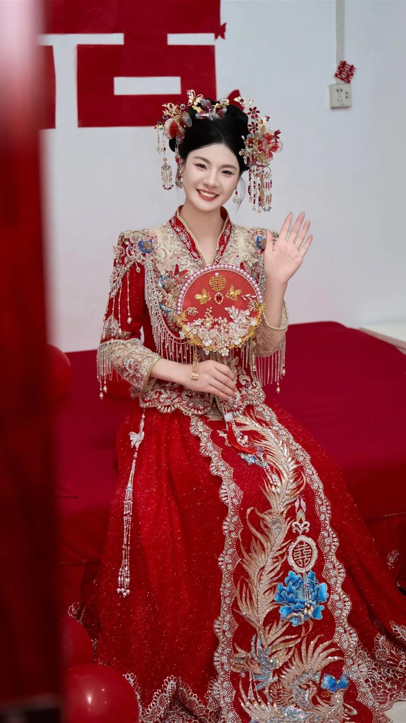 拍结婚照摄影师上新娘_选正规影楼签合同，沟通需求注意安全，保护照片隐私