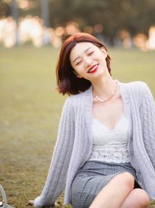 适合坐着拍照的背景图_公园草坪长椅拍照技巧，轻松拍出上镜美照