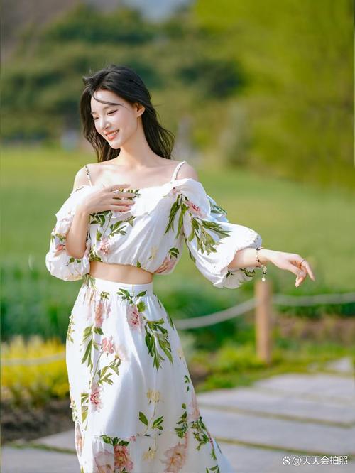 怎么搭配衣服更好拍照出片_浅色系更上镜，色彩搭配有讲究