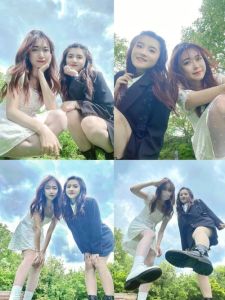 女子和闺蜜拍照太忘我_闺蜜合影忘我自然，温暖又真实