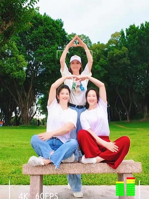 四个女生拍照姿势优雅有趣_真实互动最动人