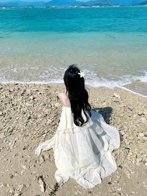 女人海边拍照自然动作_海边拍照超简单！9姿势教你轻松拍美照