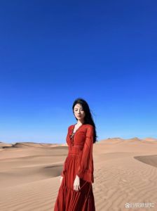 沙漠拍照穿什么衣服出片_沙漠拍照穿鲜艳衣，晨昏拍沙丘，超上镜！