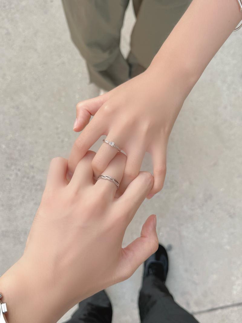 双手带戒指拍照片_求婚戴戒指拍照怎么拍才好看？6妙招秀恩爱！