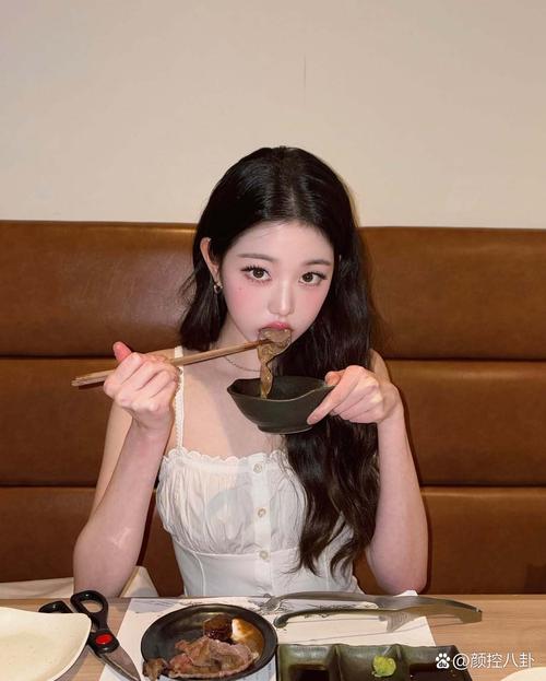 吃饭拍照穿什么颜色衣服好看_蓝白配白裤显气质，约会装性感精致